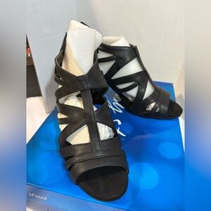 Easy Street Women’s SZ 7 Black Amaze heeled sandals caged strappy dress sandal